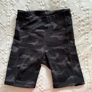 Athleta ultimately stash pocket camo 7” short